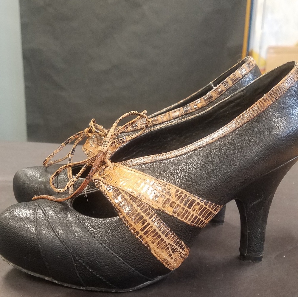 Faryl Robin front tie black pump.